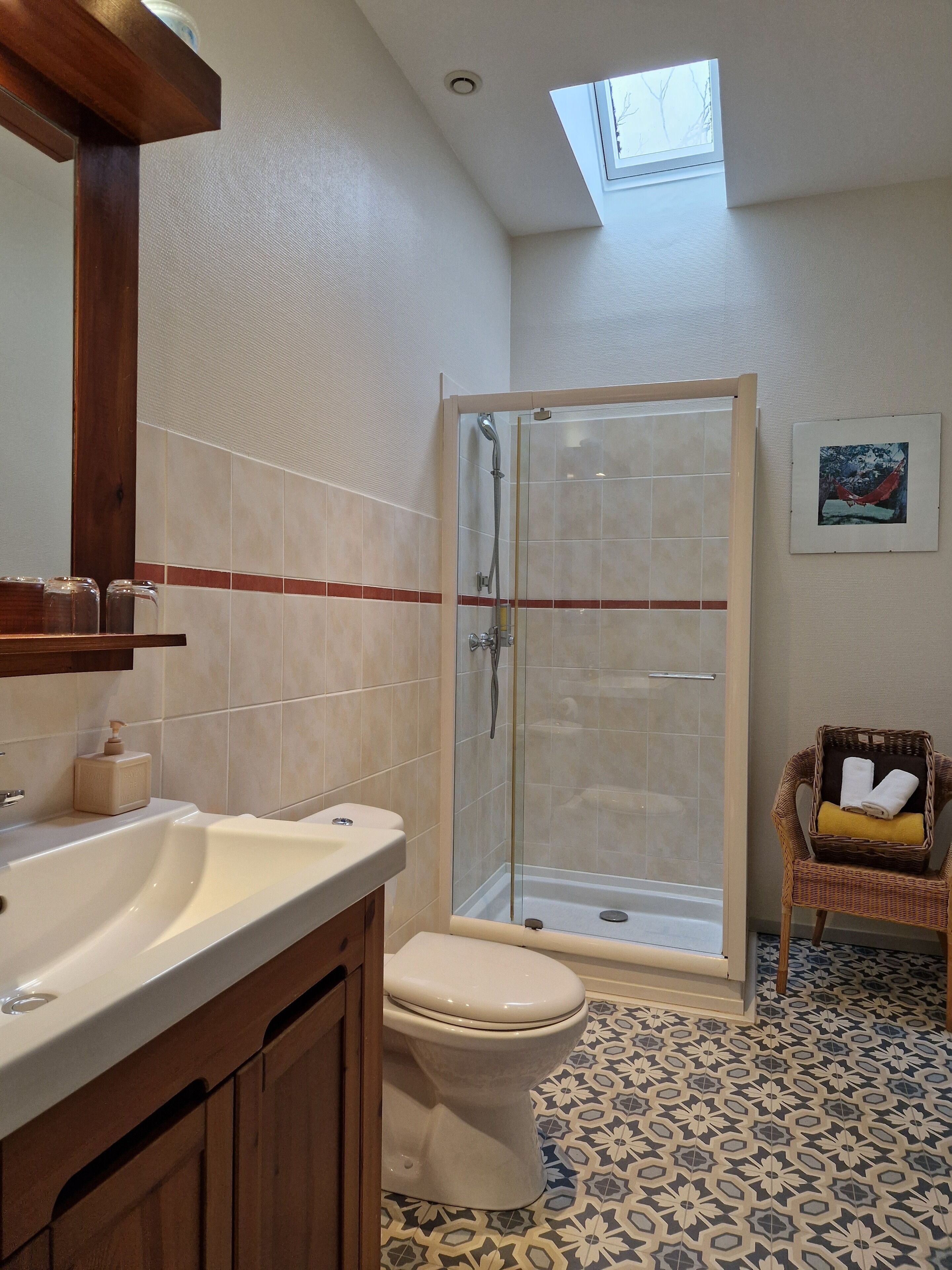 Un baño con ducha, inodoro y lavamanos.
