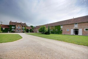 Courtyard - Ferme D'Orsonville (Villiers-en-Bière)