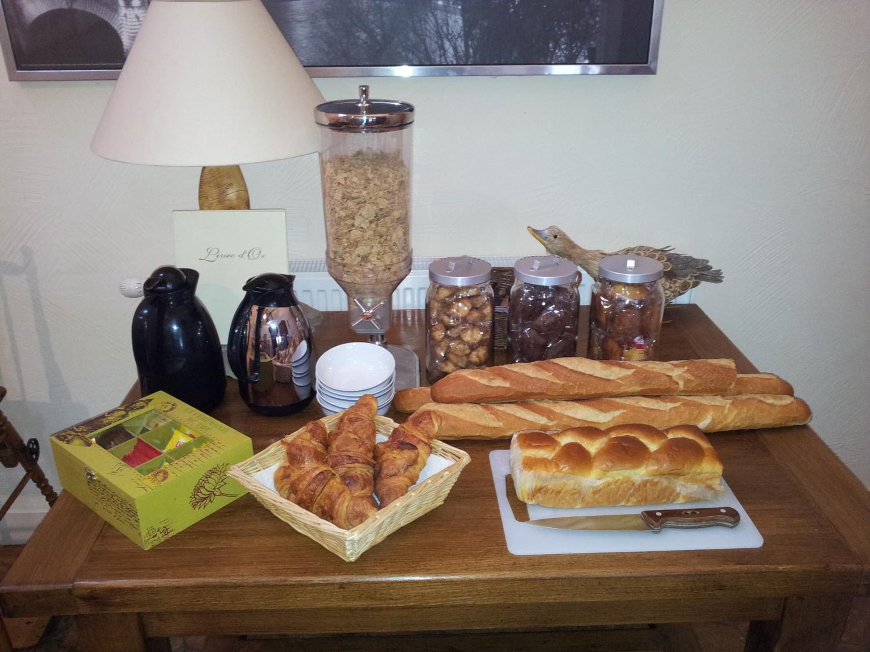 Ein reichhaltiges Frühstücksbuffet mit Brot, Gebäck und verschiedenen Beilagen.