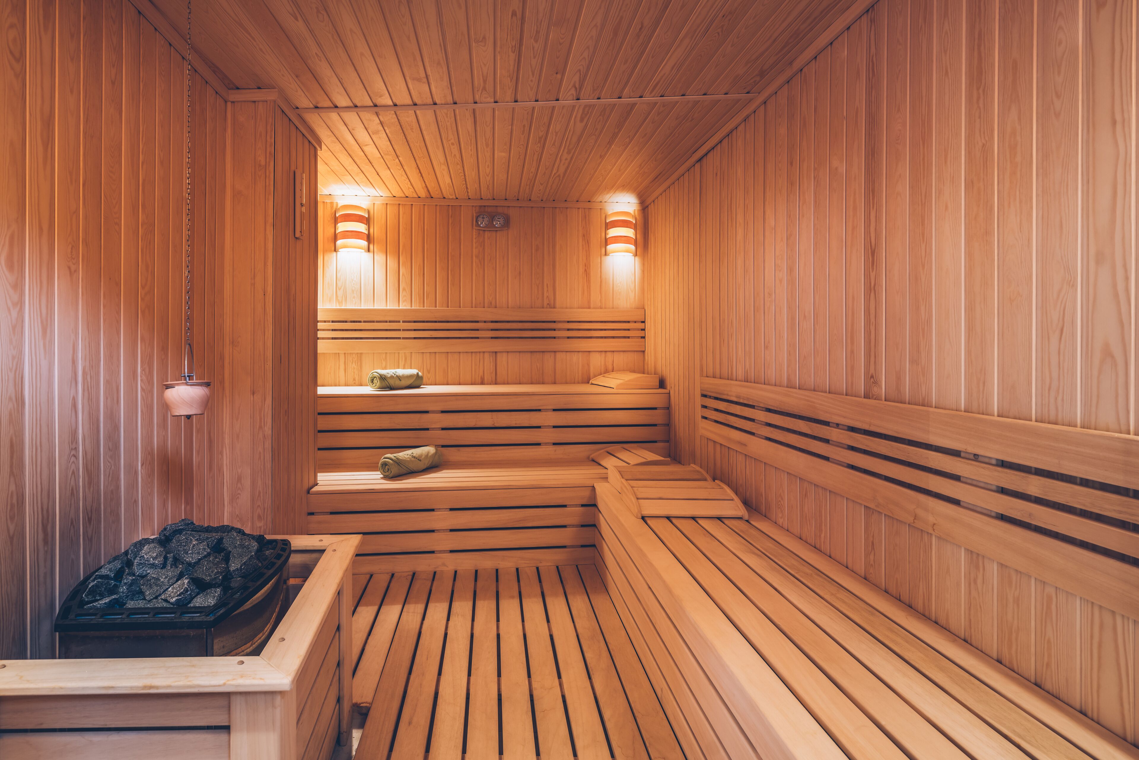 sauna, steam room, 4 treatment rooms, massages