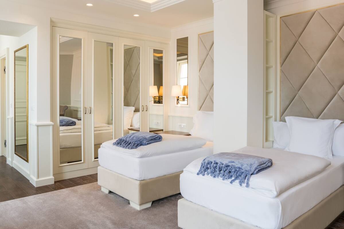 2 bedrooms, minibar, in-room safe, blackout curtains