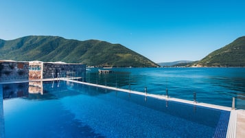 Inomhuspool, en säsongsöppen utomhuspool, parasoller och solstolar