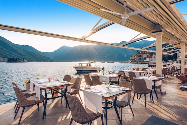 3 restaurantes; se sirve desayuno, almuerzo y cena