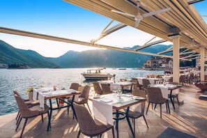 3 restaurants, breakfast served