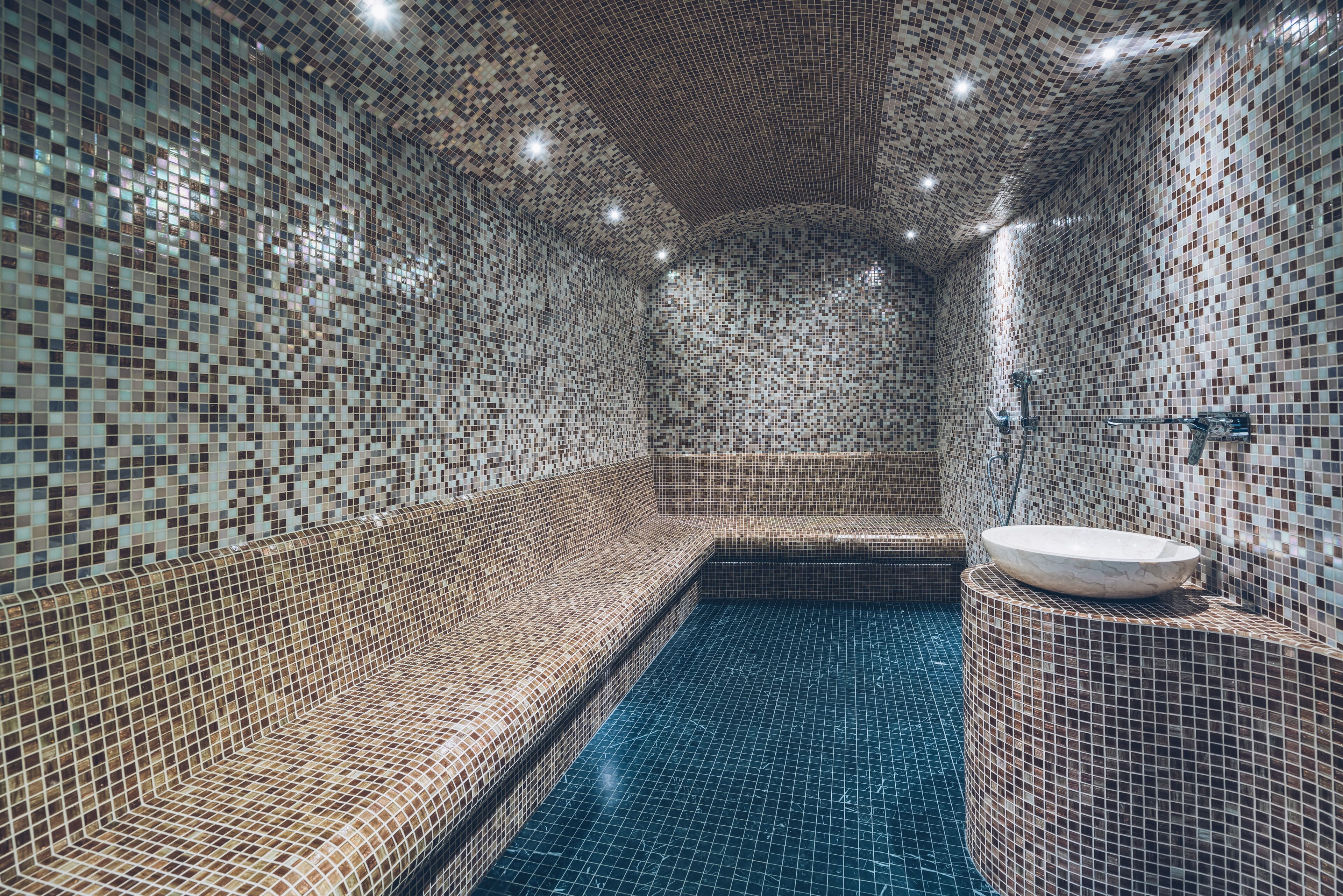 Sauna, steam room, 4 treatment rooms, massages