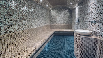 Sauna, steam room, 4 treatment rooms, massages