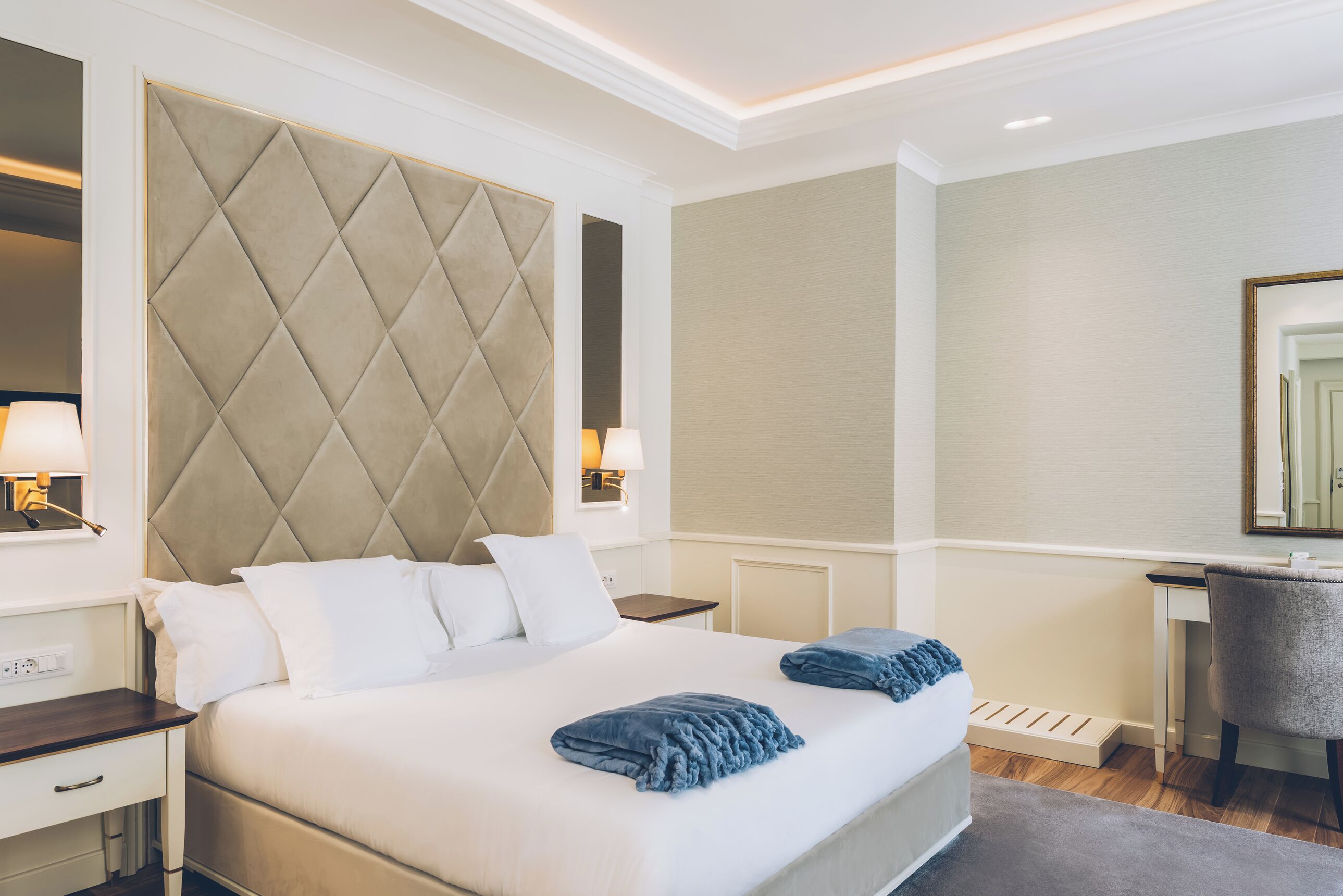 Habitación superior, 1 cama de matrimonio grande, Aire acondicionado | Minibar, caja fuerte, cortinas opacas y tabla de planchar con plancha