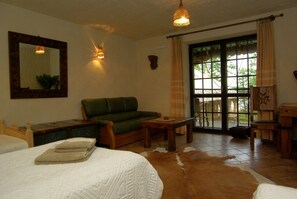 Dreibettzimmer, Terrasse | Wohnbereich | Flachbildfernseher