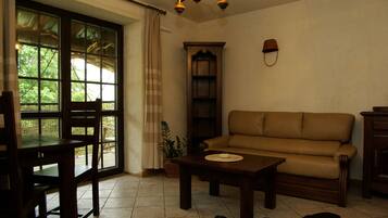 Grand tweepersoonskamer | Woonruimte | Flatscreentelevisie