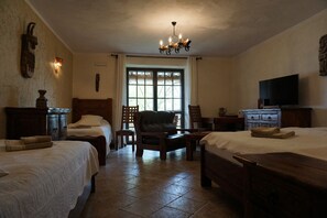 Vierbettzimmer, Terrasse | Bügeleisen/Bügelbrett, kostenloses WLAN, Bettwäsche