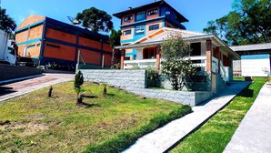 Un bâtiment à deux étages, doté d’une façade en briques et d’une palette de couleurs bleue et orange.