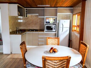 Appartement | Cuisine privée | Réfrigérateur, four à micro-ondes, un four, vaisselle et ustensiles