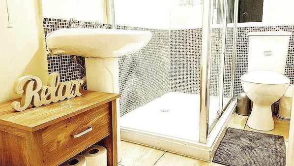 Casa, 5 habitaciones | Baño | Regadera, amenidades de baño gratuitas, secadora de cabello, toallas