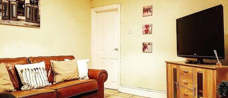 House, 5 Bedrooms | Living room | Flat-screen TV