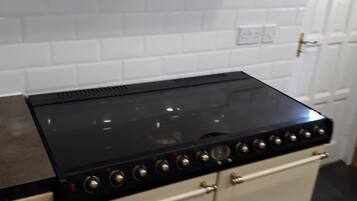 House, 5 Bedrooms | Private kitchen | Fridge, microwave, oven, stovetop