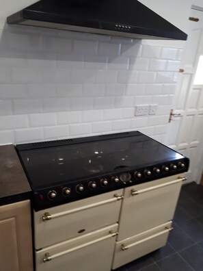 House, 5 Bedrooms | Private kitchen | Fridge, microwave, oven, stovetop - Molyneux Place (Liverpool)