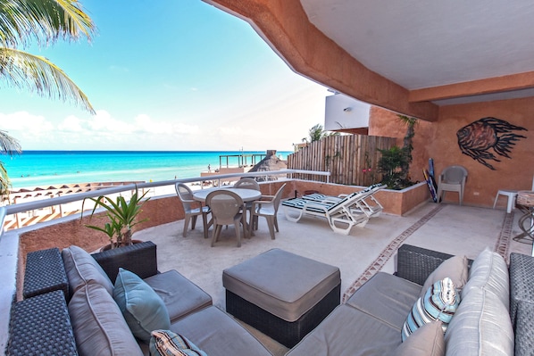 Exclusive Condo, 3 Bedrooms, Ocean View | Balcony