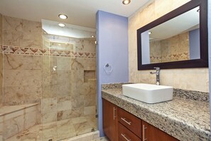 Exclusive-Apartment, 3 Schlafzimmer, Meerblick | Badezimmer | Dusche, Haartrockner, Handtücher