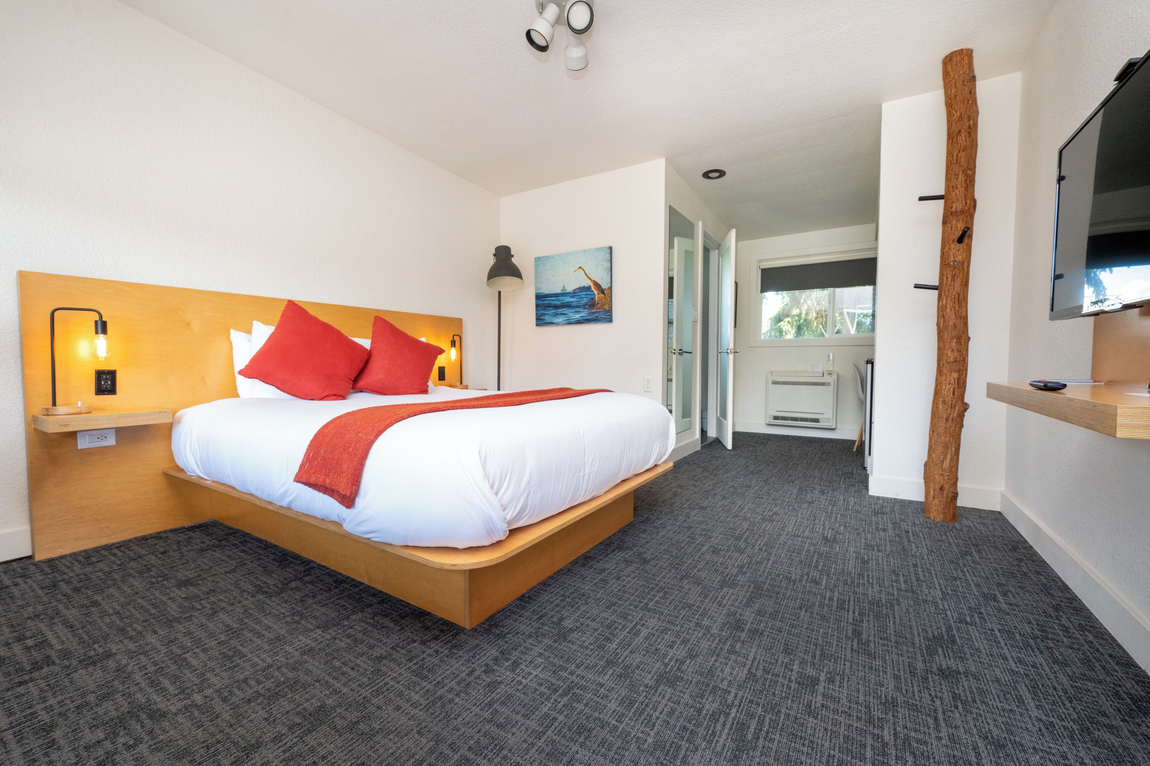 Standard-huone, 1 keskisuuri parisänky | Tallelokero huoneessa, yksilöllisesti kalustettu, työpöytä