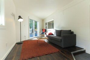 Caja de seguridad en la habitación, muebles diferentes y escritorio