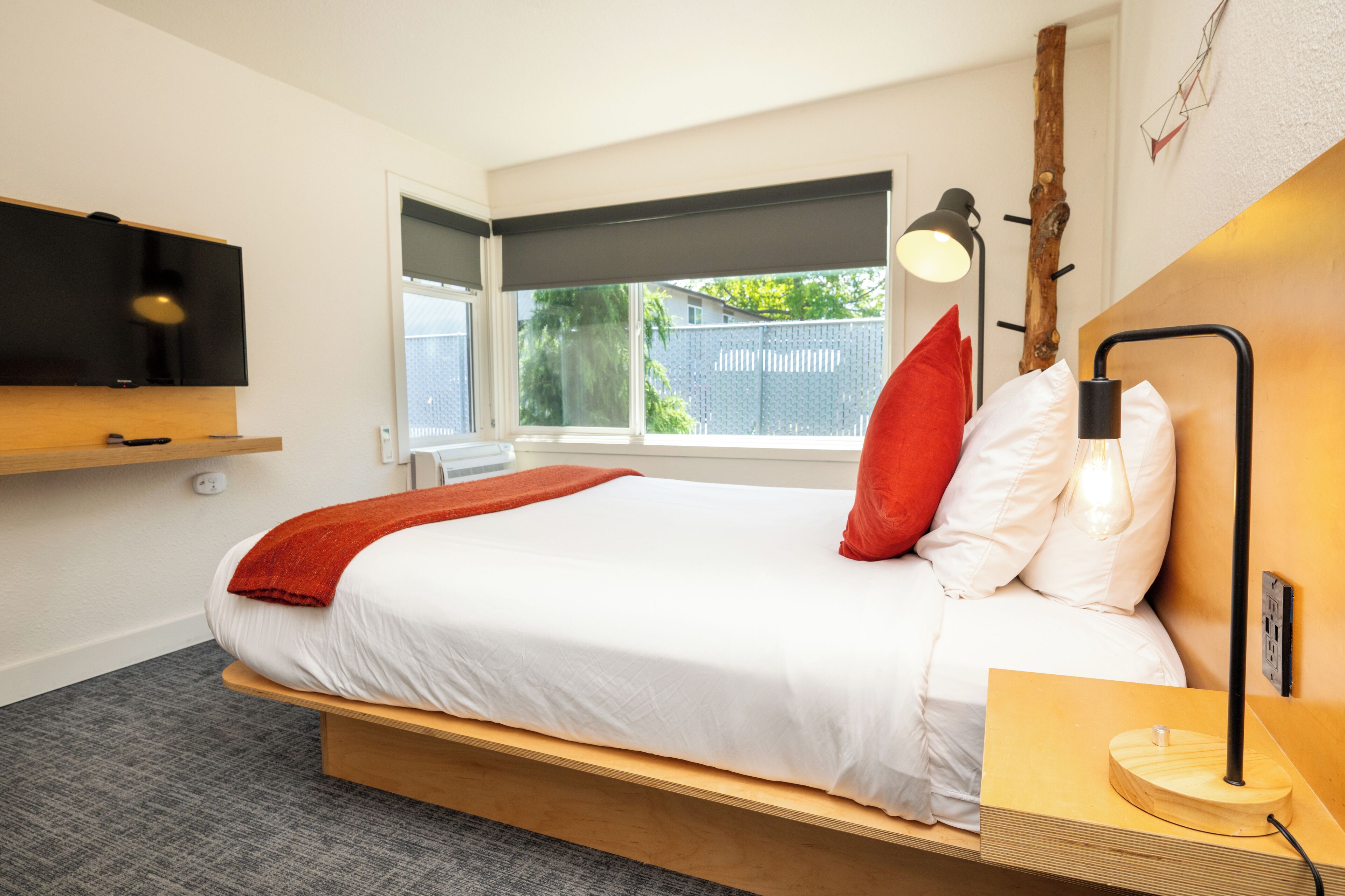 华丽双人房 | 客房内保险箱、特色家居、办公桌、笔记本电脑工作区