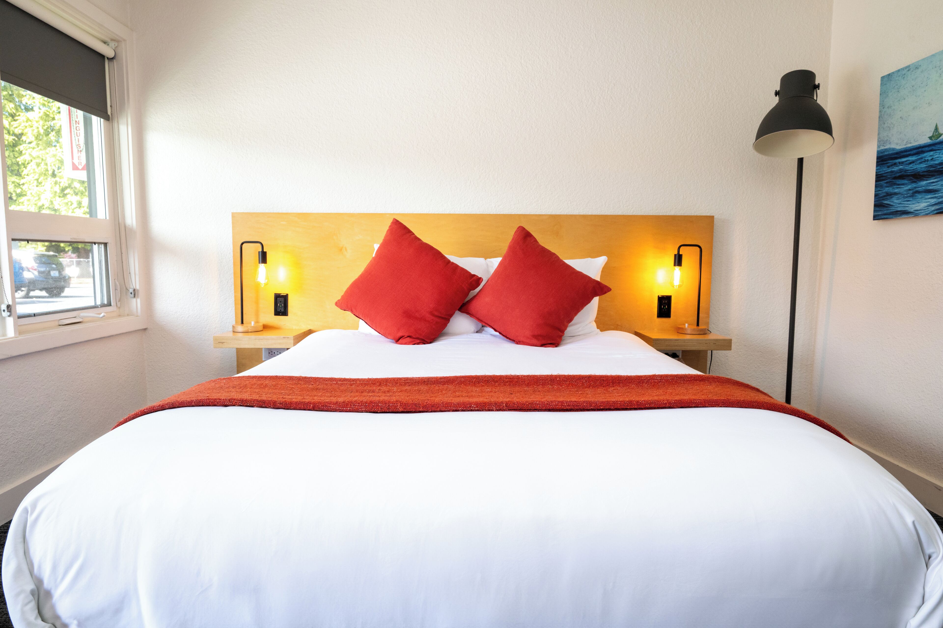 Standard Room, 1 Queen Bed | In-room safe, individually furnished, desk, laptop workspace