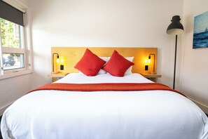 Standard Room, 1 Queen Bed | In-room safe, individually furnished, desk, laptop workspace - Heliotrope Hotel (Bellingham)