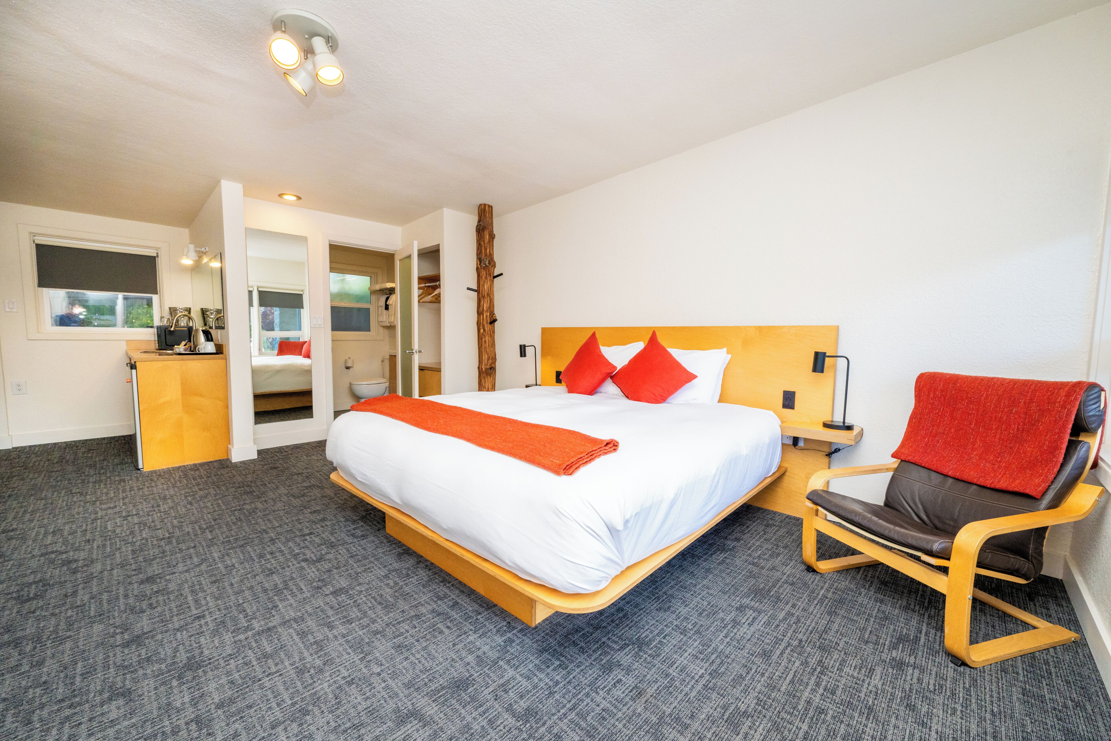 Deluxe-huone, 1 suuri parisänky | Tallelokero huoneessa, yksilöllisesti kalustettu, työpöytä