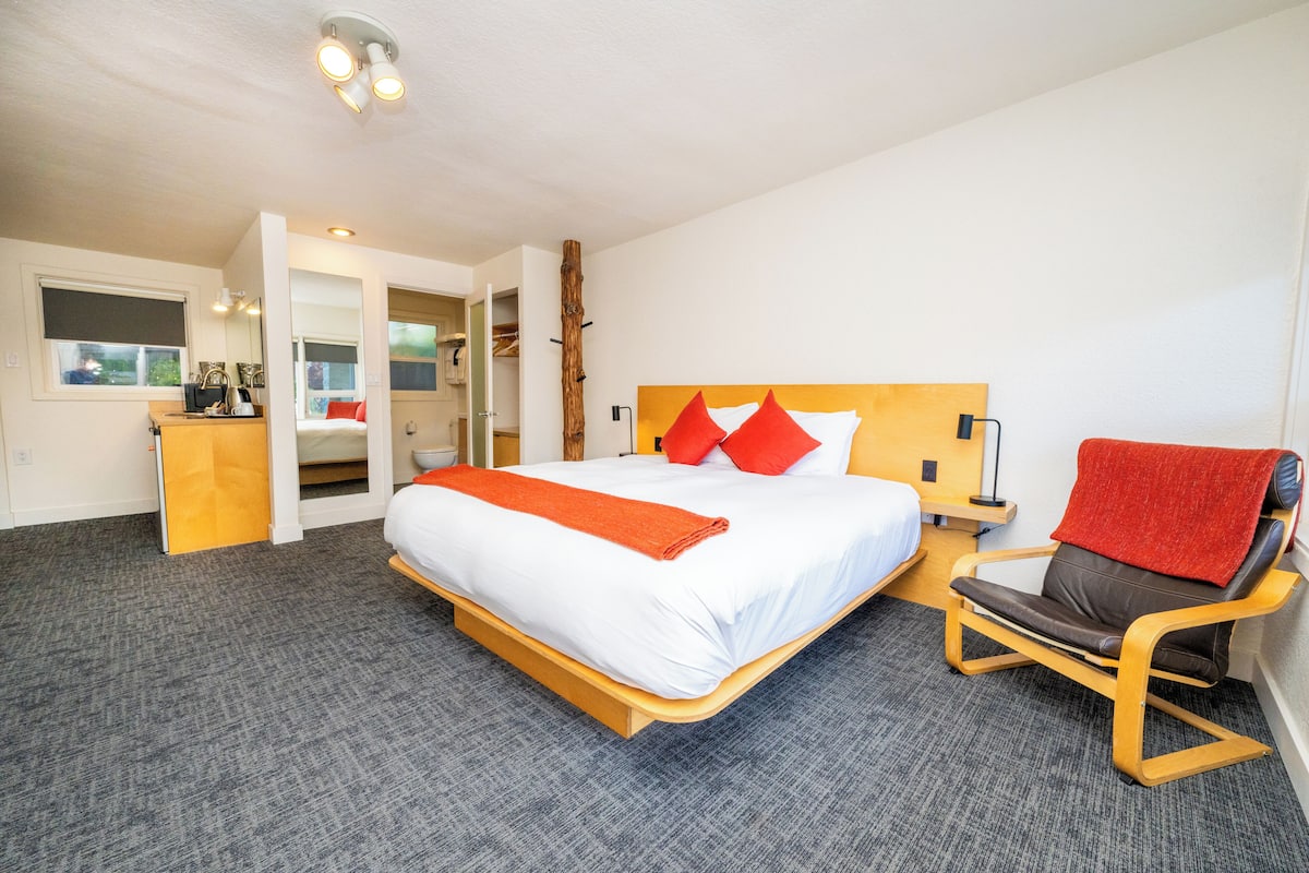 Deluxe Room, 1 King Bed | In-room safe, desk, laptop workspace, travel crib