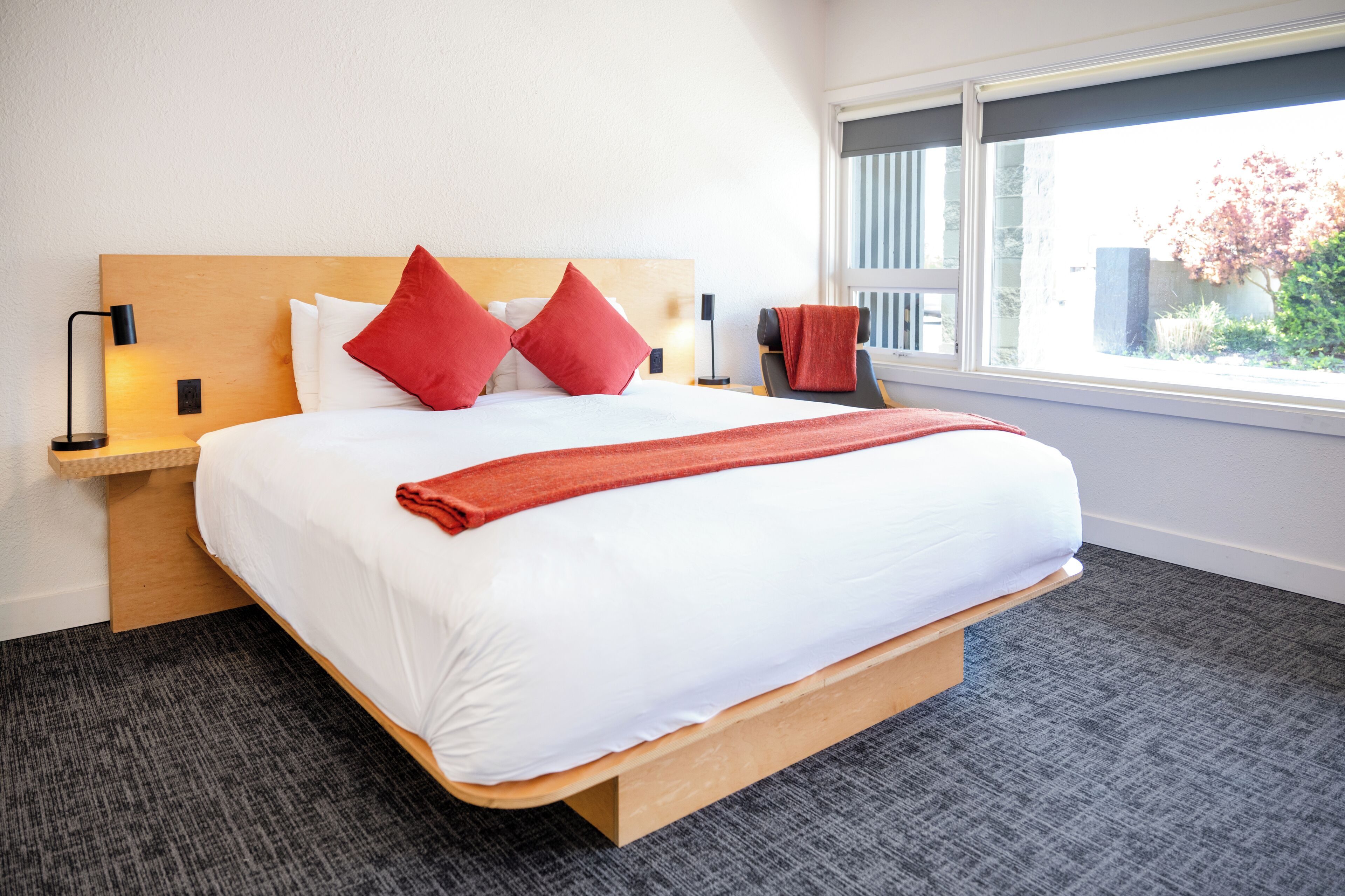 Chambre Deluxe, 1 très grand lit | Coffres-forts dans les chambres, bureau, Wi-Fi gratuit, draps fournis