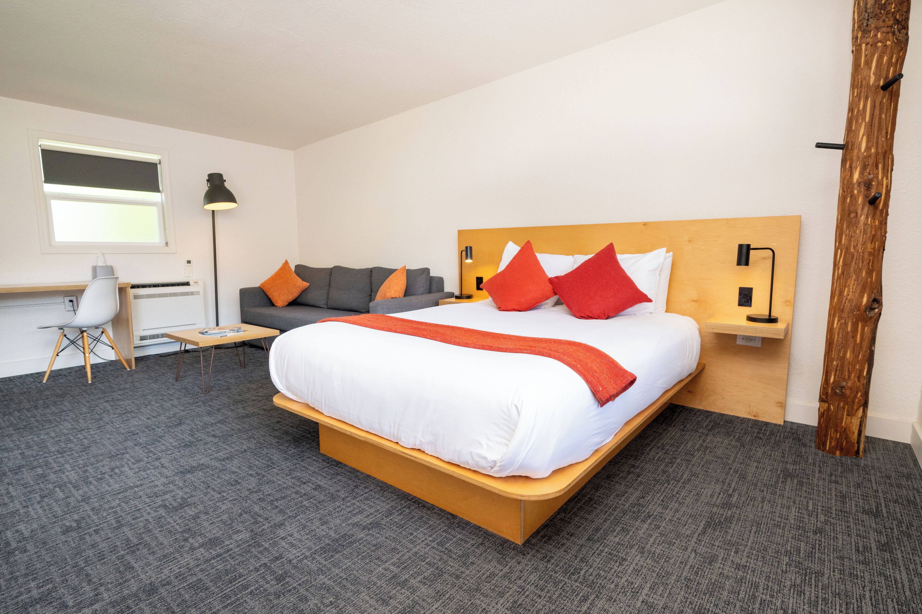 Deluxe kamer, 1 queensize bed | Een kluis op de kamer, individueel gemeubileerd, een bureau