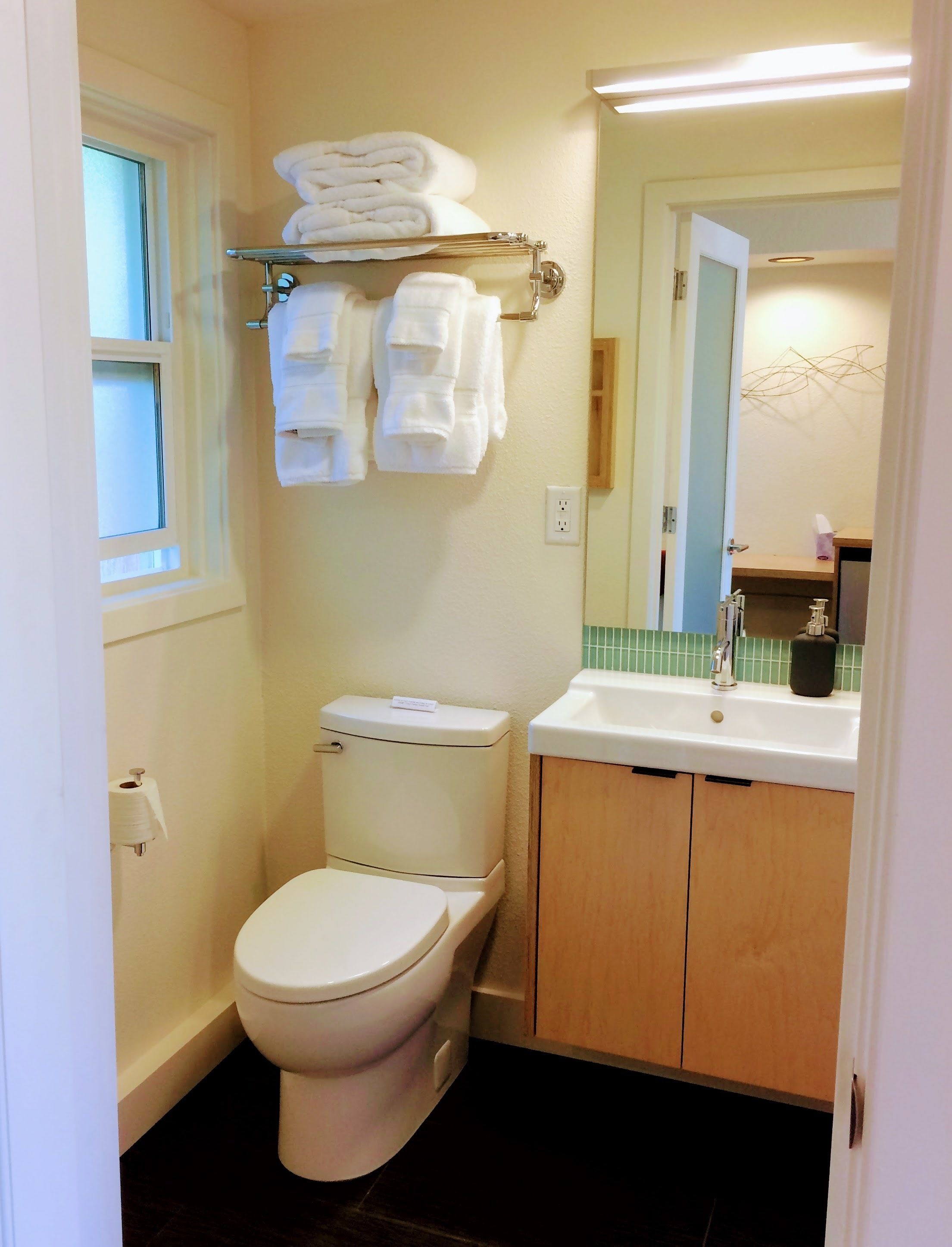 standard room, 1 queen bed, private bathroom | bathroom | shower, towels