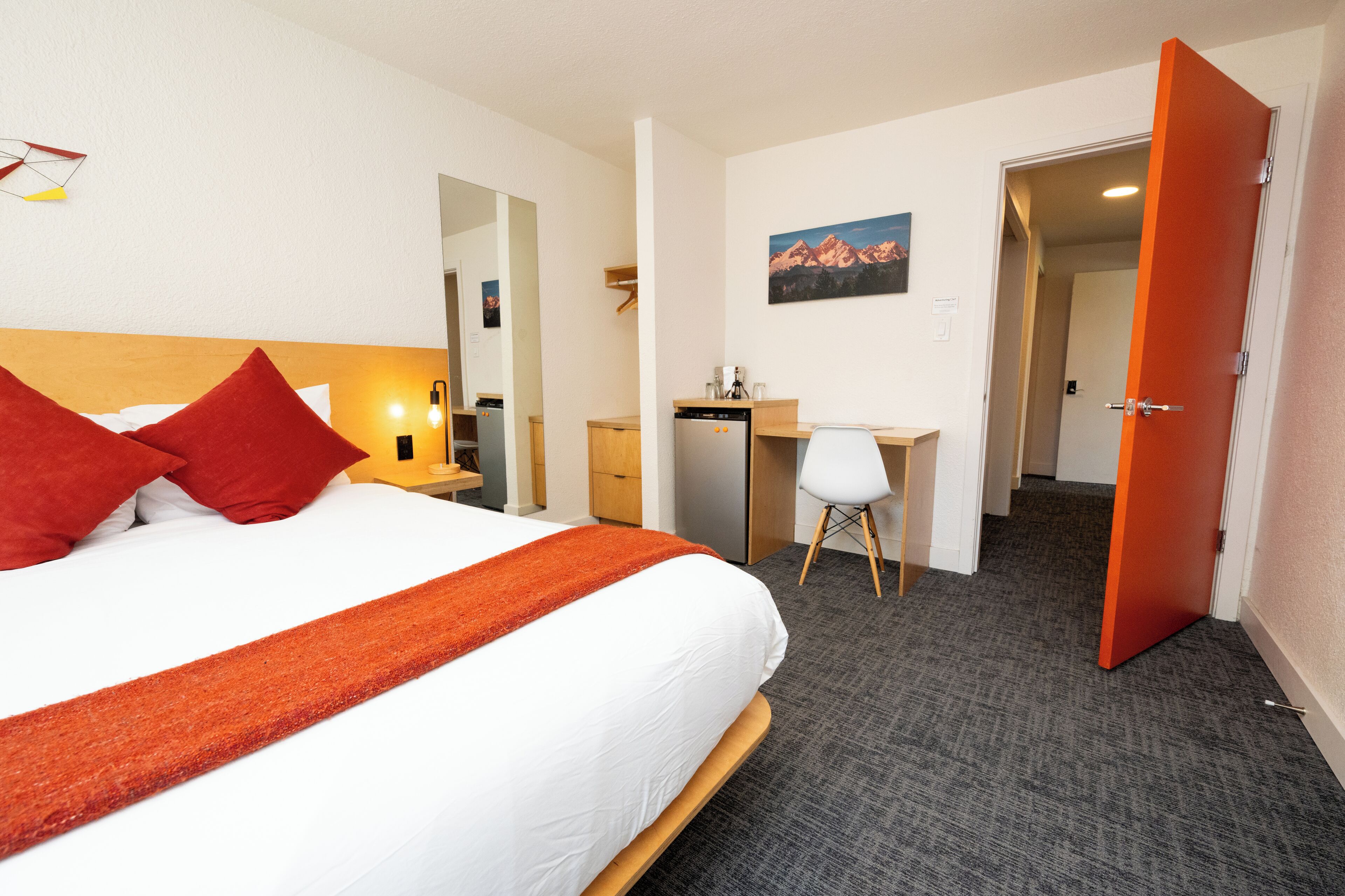 Kahden hengen deluxe-huone | Tallelokero huoneessa, yksilöllisesti kalustettu, työpöytä