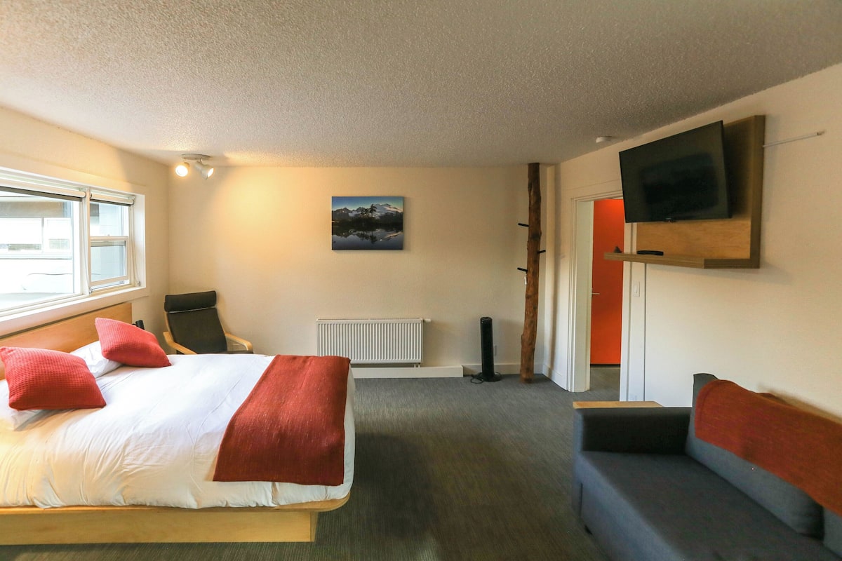 Premier Room (Maple) | In-room safe, desk, laptop workspace, travel crib
