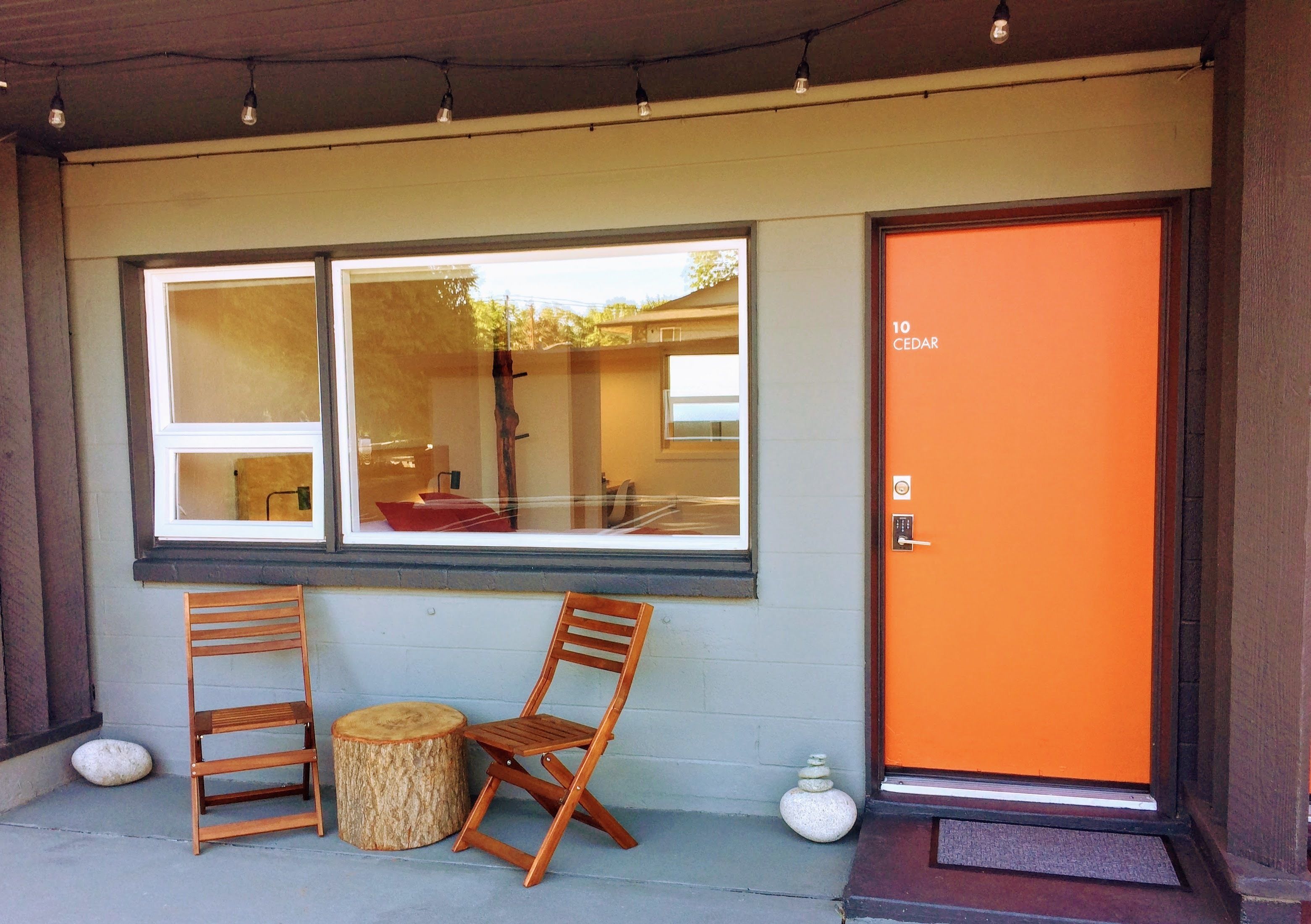 room, 1 queen bed, refrigerator | balcony