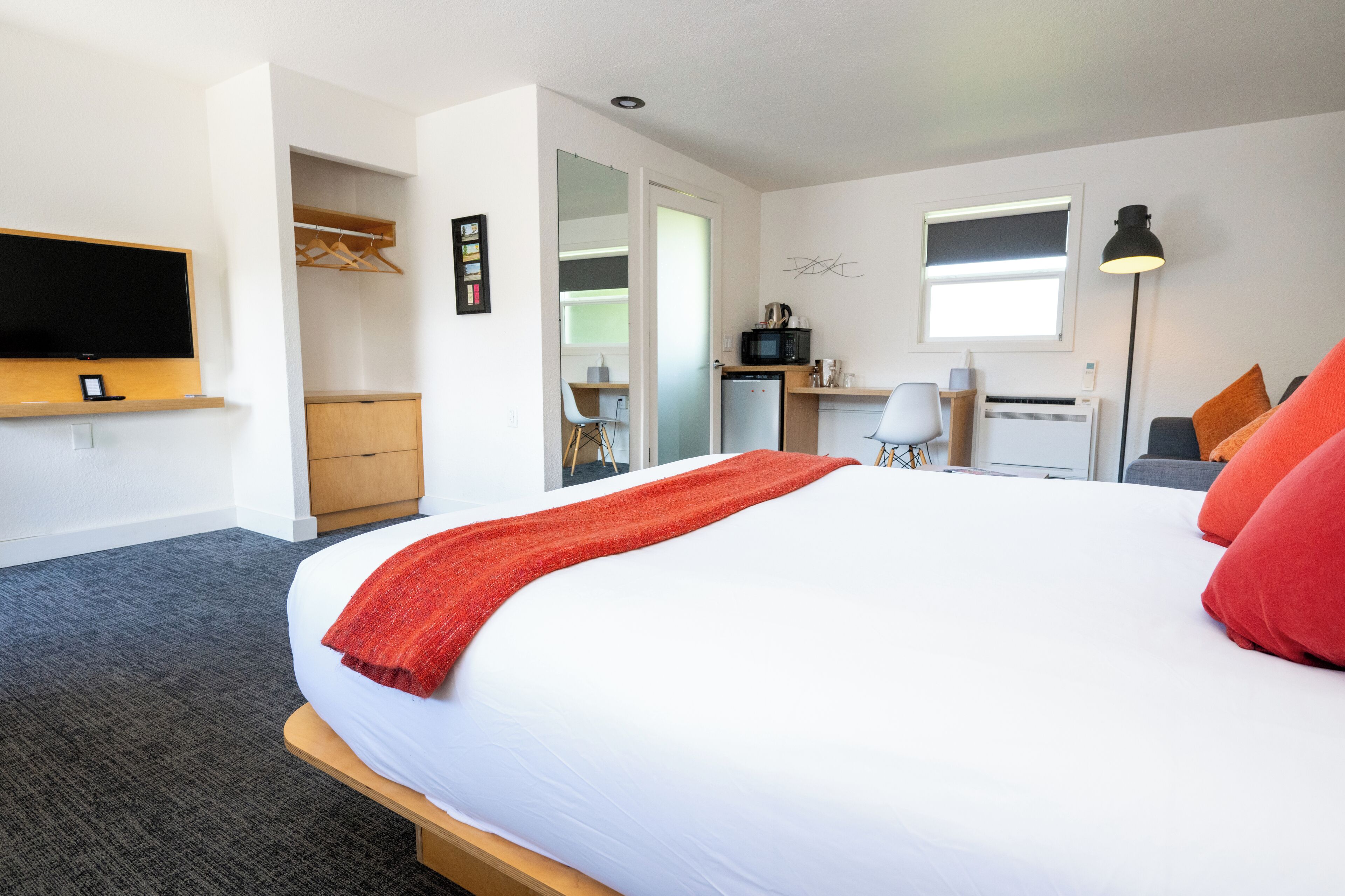 Deluxe-huone, 1 keskisuuri parisänky | Tallelokero huoneessa, yksilöllisesti kalustettu, työpöytä