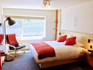 Two Bedroom Suite | In-room safe, desk, free WiFi, bed sheets - Heliotrope Hotel (Bellingham)