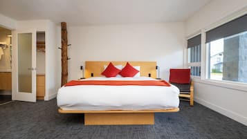 Deluxe Room, 1 King Bed | In-room safe, individually furnished, desk, laptop workspace
