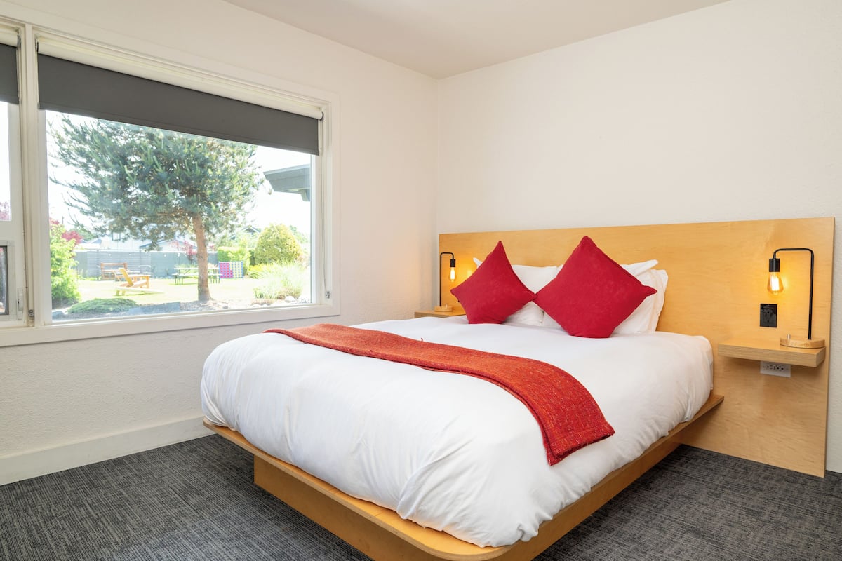 Premier Suite (Queen, Cascade) | In-room safe, desk, laptop workspace, travel crib