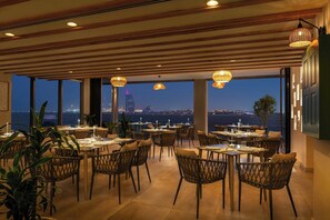 5 restaurants; breakfast, lunch, dinner, and brunch served