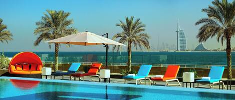 Ulkouima-allas, aurinkovarjoja, aurinkotuoleja