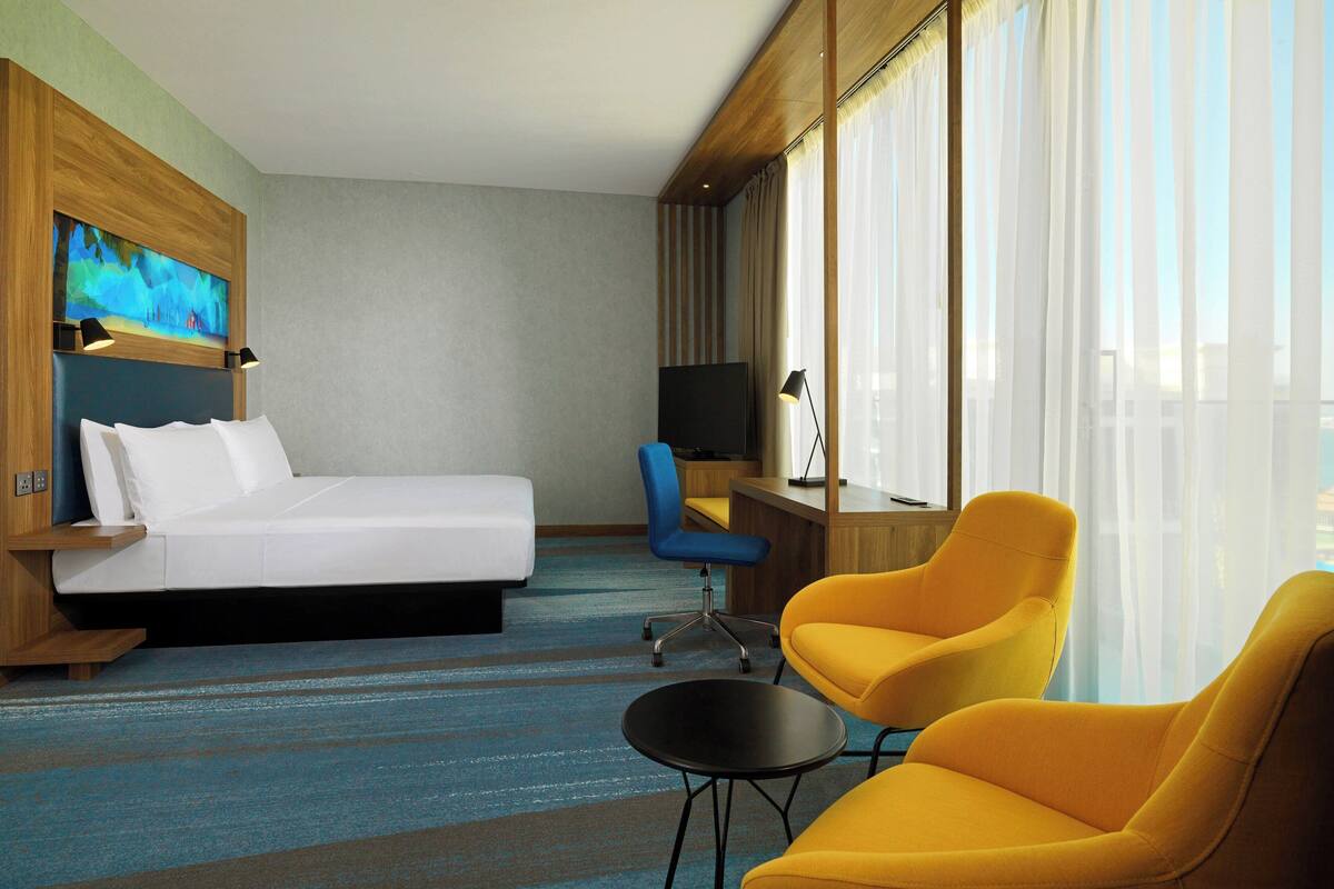 ルーム キングベッド 1 台 (Savvy, Larger Guest Room) | セーフティボックス (室内)、デスク、ノートパソコン用作業スペース、アイロン / アイロン台