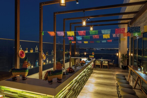 5 restaurants; breakfast, lunch, dinner, and brunch served