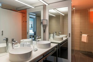 Perhehuone, 1 suuri parisänky (Aloft) | Kylpyhuone | Designer-hygieniatuotteet, hiustenkuivaaja, kylpytakit, pyyhkeet