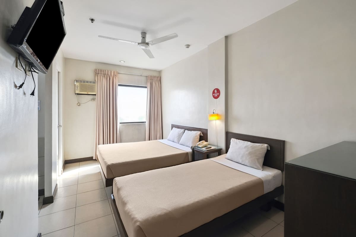 Family Triple Room | In-room safe, desk, rollaway beds, free WiFi