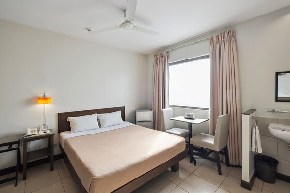 Superior-Zimmer | Zimmersafe, Schreibtisch, Zustellbetten, kostenloses WLAN