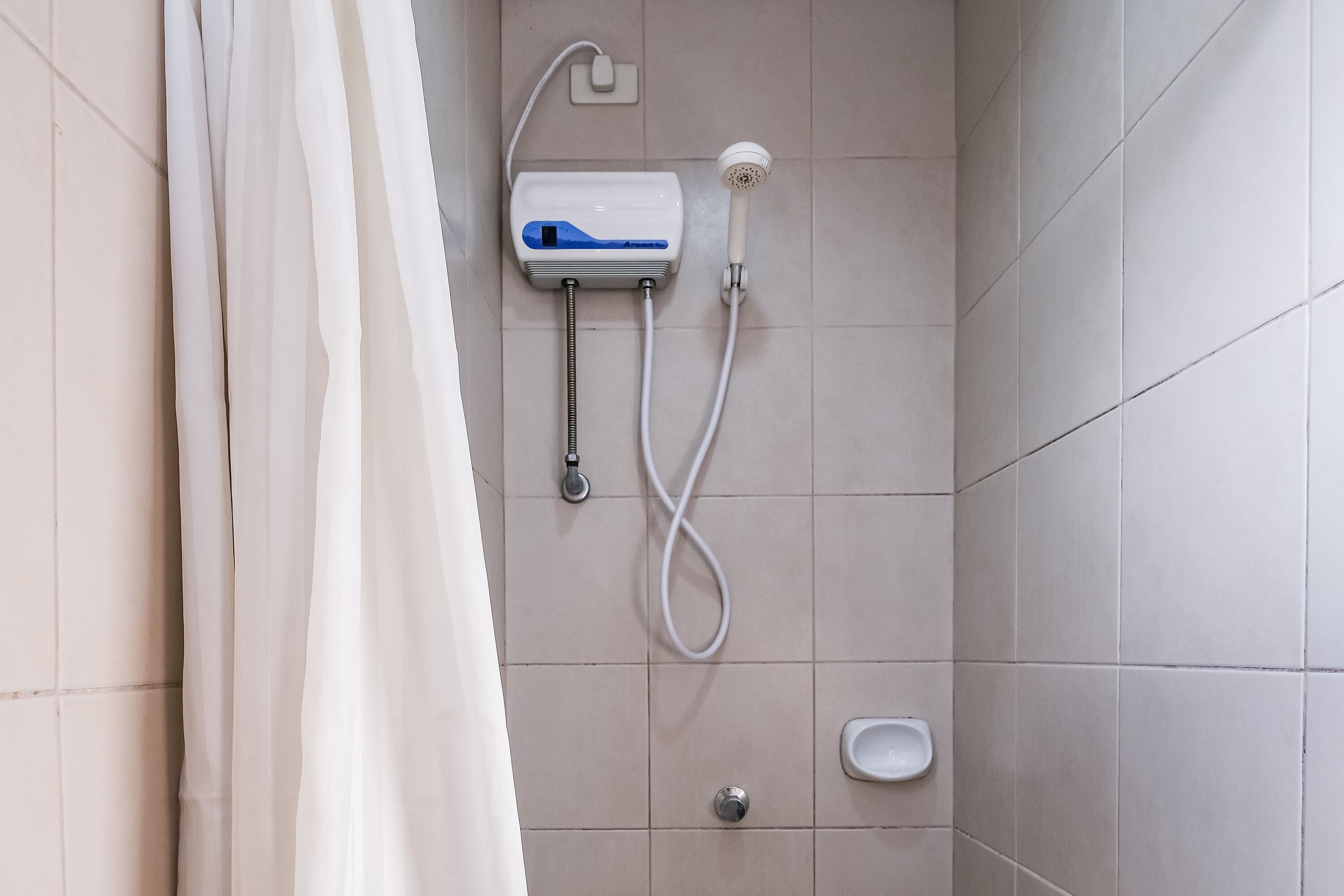 Shower, rainfall showerhead, free toiletries, towels