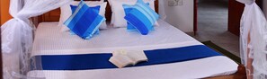 1 bedroom, desk, soundproofing, bed sheets - Kings Villa (Matara)