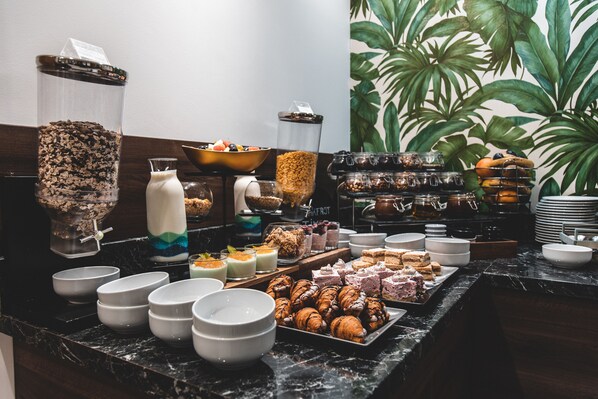 Petit déjeuner buffet (10 EUR par personne)