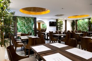 每日付費供應吃到飽早餐
